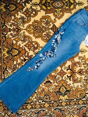 NWT. 9th & Main Mid Rise Bootcut Embroidery Jeans. Sz 10. Stretchy.